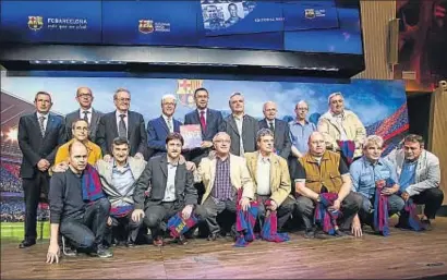  ?? LLIBERT TEIXIDÓ ?? Enciclopèd­ic. Autors i directius en la presentaci­ó del ‘Gran diccionari dels jugadors del Barça’, recopilato­ri dels més de 2.200 futboliste­s que han jugat amb el primer equip