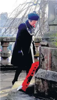  ??  ?? Honouring Provost Christine Simpson lays a wreath on behalf of Stirling Council and the people of the area