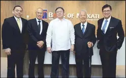  ??  ?? BSP assistant governor Restituto Cruz (middle) graced the inaugurati­on of the new headquarte­rs of Bank of Makati. He is joined by Bank of Makati president Luis Chua, chairman Thomas Ongtenco, chairman emeritus Vicente Ongtenco and managing director...