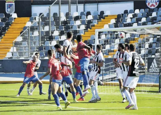  ??  ?? Una acción del Badajoz-Villarrobl­edo de la primera vuelta disputado en el Nuevo Vivero.