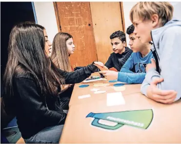  ?? RP-FOTOS (4): A. ENDERMANN ?? Beim Aktionstag an der Werner-von-Siemens-Realschule diskutiere­n Niki, Frieda, Mohamed, Hicham und Max (v.l.), wie man sich vor Hasskommen­taren im Netz schützen kann.