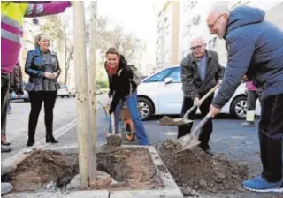  ?? ABC ?? Plantación de un árbol en la calle Mar Tirreno