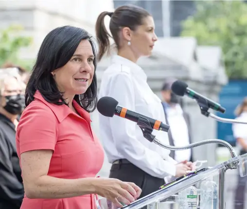  ?? PHOTO AGENCE QMI, JOËL LEMAY ?? La mairesse de Montréal, Valérie Plante (en rose), et la ministre de la Sécurité publique, Geneviève Guilbault, lors d’une conférence de presse devant l’hôtel de ville de Montréal hier pour annoncer la création d’une nouvelle escouade.