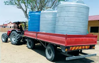  ?? DOMINGOS CALUCIPA | EDIÇÕES NOVEMBRO ?? O abastecime­nto de água é feito através de tractores equipados com tanques de plástico