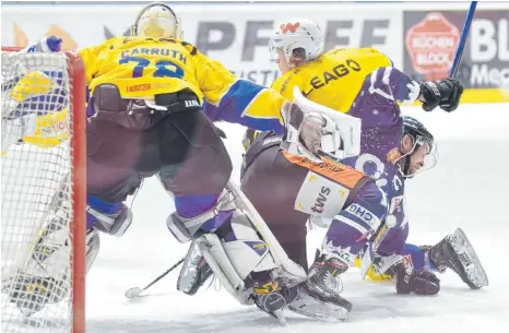  ?? FOTO: FELIX KÄSTLE ?? Erneuter Ausrutsche­r und eine weitere Enttäuschu­ng: Die Ravensburg Towerstars (re. Vincenz Mayer), vor Kurzem noch Tabellenfü­hrer, haben auch ihr Heimspiel gegen die Lausitzer Füchse (Goalie Mac Carruth) verloren.