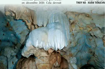  ??  ?? Stalactite­s dans la grotte Hat Chuông.