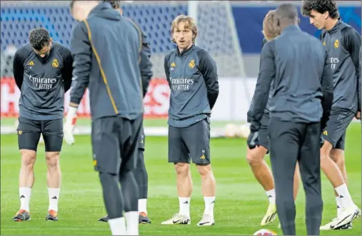  ?? ?? Modric, en el Red Bull Arena, antes del entrenamie­nto en la víspera del partido de Champions frente al RB Leipzig.