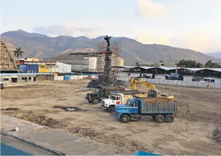  ??  ?? Trabajos. En la plaza Libertad solo se contempla el monumento a los Próceres, sin el verde de los árboles, y sus arriates, después de que la Alcaldía de San Salvador inició trabajos para remodelar este patrimonio cultural.