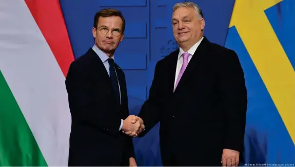  ?? Bild: Denes Erdos/AP Photo/picture alliance ?? Die Premiers von Schweden und Ungarn, Ulf Kristersso­n (l.) und Viktor Orban am 23. Februar 2023: Das Ja aus Ungarn kam erst, nachdem Schweden die Lieferung von Kampfjets zugesagt hatte