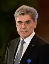  ??  ?? Joe Kaeser, PDG du groupe allemand Siemens, tient un discours au Forum de développem­ent de Chine, organisé en mars 2016 à Beijing.