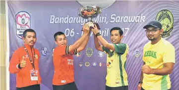  ??  ?? Rogayah (second left) and Noor Hartini holding the trophy while Hakimi (left) and Zulkifli look on.