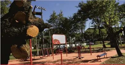  ?? Fotos: Saulo Ohara ?? Praça da Vila Brasil: calçada nivelada, bancos e piso da academia pintados e uma mureta foi construída para conter a água da chuva