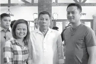  ?? MALACAÑANG PHOTO ?? NOT ON MY WATCH President Rodrigo Duterte poses for a photo with Jovinal de la Cruz and Rosemarie Versoza at the Malago Clubhouse in Malacañang Park, Manila on January 18. The couple’s luggage was pilfered at Clark Internatio­nal Airport recently. The...