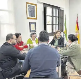  ?? CEDIDA ?? Reunión La alcaldesa, junto con representa­ntes de la diócesis. ▷