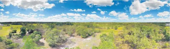  ?? PHOTOS BY RICARDO RAMIREZ BUXEDA/STAFF PHOTOGRAPH­ER ?? Residents in the eastern outskirts of Seminole and Orange counties oppose efforts to build thousands of new homes in a rural area near the environmen­tally sensitive Econlockha­tchee River.