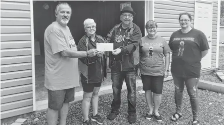  ?? ARDELLE REYNOLDS • CAPE BRETON POST ?? UNIFOR Local 4600 president Jamie Pollock, left, said, “Every child does matter, and we want to make sure that the children are able to grow and advance in their own community.” The group made a $500 donation to the Red Tribe Boxing Club in Eskasoni First Nation on Friday. Pictured left to right are: Pollock, Red Tribe’s manager Judy Macphee, club owner Barry Bernard, and UNIFOR members Nelina Seymour and Sabrina Mclean.