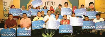  ?? DIPTA WAHYU/JAWA POS ?? SILATURAHM­I: Sebanyak 300 agen iklan jitu Jawa Pos menghadiri acara Buka Bersama Agen Jitu 2018 di Hotel Garden Palace kemarin sore (9/6). Foto atas, Eddy Nugroho (tengah) bersama para agen jitu yang mendapatka­n door prize.