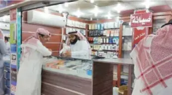  ??  ?? قرار وزارة «العمل» بتوطين محالت «الجوالت» جذب السعوديين إلى قطاع االتصاالت. (عكاظ)
