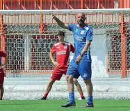  ??  ?? Salvezza Il tecnico Nicola Zanini al lavoro in campo