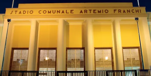  ??  ?? Storia L’ingresso monumental­e, progettato da Alessandro Giuntoli, dello stadio di Firenze, intitolato ad Artemio Franchi dal 1991