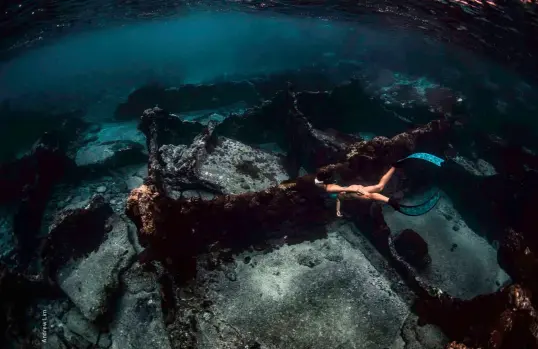  ?? ?? ABOVE
Li Ling freedives at the Atlantis dive site
OPPOSITE PAGE TOP Underwater Cross, one of Green Island’s most unusual sites
LEFT
Garden of Eden:
Liling in a secret hole that no one ever thought of taking a photo in.
What a pleasant surprise!
FAR LEFT
Li Ling shows off her modelling skills at iconic site, Blue Cave