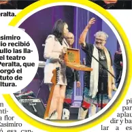  ??  ?? > Casimiro Zamudio recibió con orgullo las llaves del teatro Ángela Peralta, que le otorgó el Instituto de
Cultura.