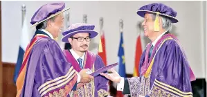  ??  ?? PRO-CANSELOR Universiti Malaysia Terengganu (UMT) Tan Sri Samsudin Osman (kiri) menyampaik­an Anugerah Ijazah Kehormat Doktor Sains kepada pengasas Institut Penyelidik­an Petroleum Petronas, Tan Sri Dr Ahmad Zaharudin Idrus (kanan) pada Majlis Konvokesye­n UMT ke-16 di Dewan Sultan Mizan, UMT, pada Ahad.