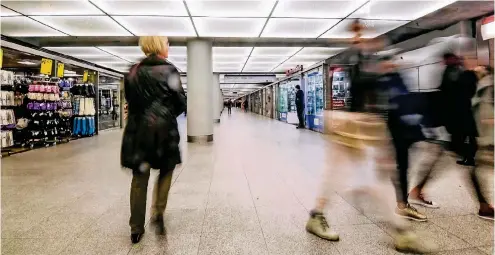  ??  ?? In der Flinger-Passage hasten die meisten Menschen aneinander vorbei, oder sie blicken auf ihre Handys. Viele schauen, dass sie einen der Ausgänge erreichen, zu den U-Bahnen oder nach oben.