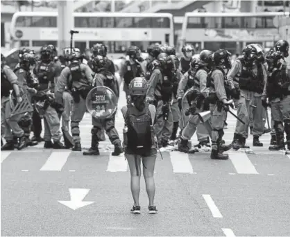  ?? Foto: E.P. ?? Una periodista, parada frente a la Policía durante la protesta del domingo en Hong Kong.