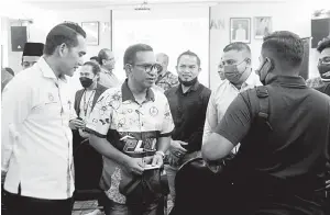  ?? — Gambar Bernama ?? BERBINCANG: Zainol Fadzi (dua kiri) menyantuni para usahawan pada program ‘Perak Young Entreprene­ur Meet Up’ di Pusat Pembanguna­n Usahawan Perbadanan Kemajuan Negeri Perak di Ipoh, semalam.