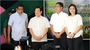  ?? — Contribute­d Photo ?? LP STALWARTS. Vice-President Leni Robredo is joined by Pampanga Liberal Party stalwarts Board Member Jun Canlas, former Congressma­n Oscar Rodriguez and Mayor Edwin Santiago during the endorsemen­t of the ‘Otso Diretso’ slate on Monday.