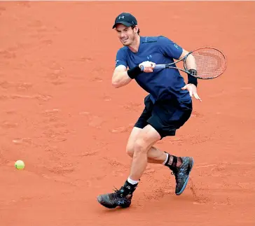  ?? AFP ?? Britain’s Andy Murray returns to Argentina’s Juan Martin del Potro in their Round of 32 match in Paris on Friday. Murray won 7-6 (10/8), 7-5, 6-0. —