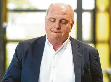  ?? Foto: Ulrich Wagner ?? Uli Hoeneß am Montagvorm­ittag im Augsburger Landgerich­t. Der Präsident des FC Bayern München musste als Zeuge aussagen. Angeklagt ist ein ehemaliger Mithäftlin­g, der in der JVA Landsberg Fotos von Hoeneß gemacht haben soll.