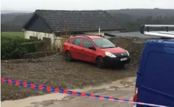  ?? FOTO RR ?? Al snel stond de politie aan de chalet, nadat eigenaar Hans Van Leeuwen belde dat hij een lichaam in zijn huisje had gevonden. Van de daders was geen spoor meer.