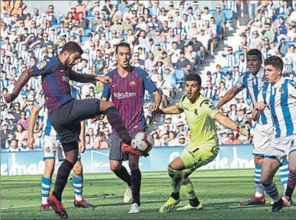  ?? FOTO: AP ?? Luis Suárez marca el 1-1 en boca de gol Rulli, desplazado tras una intervenci­ón inicial, no llega a tiempo para tapar la portería