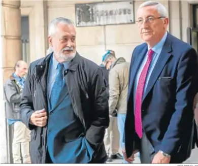  ?? JESÚS PRIETO / EP ?? El ex presidente de la Junta, José Antonio Griñán, ayer, en las inmediacio­nes de la Audiencia Provincial de Sevilla.