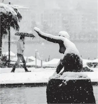  ?? Ansa ?? Lo spirito del tempo
Il lago di Lugano e le intemperie