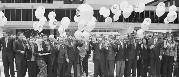  ??  ?? Vigneswara­n (centre) and other MPs launching the Commonweal­th Day 2017 celebratio­n at Parliament building in Kuala Lumpur yesterday. — Bernama photo