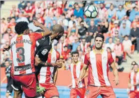  ?? FOTO: EFE ?? Los jugadores del Girona, en un lance del partido jugado en Montilivi ante el Sevilla