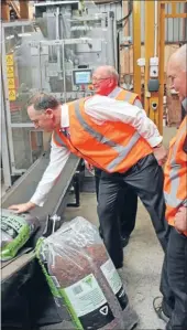  ?? Photos: ABBY BROWN ?? CHECKING PRODUCT: Prime Minister John Key checks out some of the product produced by Daltons.