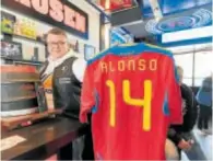  ?? // M. N. ?? Giese es el dueño del Leverkusen Treff86, un museo-bar sagrado para los aficionado­s. «Esta camiseta de Xabi está firmada por él»