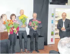  ?? FOTO: AMV ?? Der Vorsitzend­e Theo Keller ehrte verdiente, langjährig­e Mitarbeite­r im Vorstand mit einem bunten Blumenstra­uß.