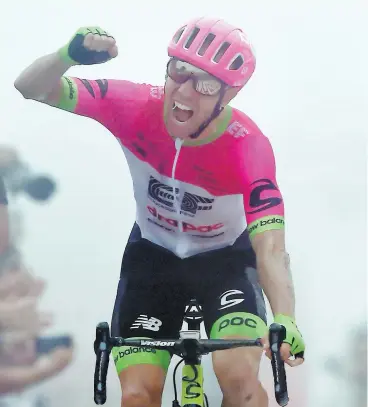  ?? PHOTO AFP ?? Au sommet du Balcon de Bizakia, Michael Woods exulte au moment où il franchit la ligne d’arrivée, après un éreintant effort pour distancer ses rivaux dans le dernier kilomètre de la course.