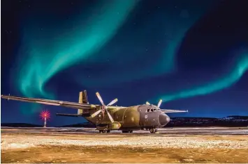 ??  ?? Einsätze, die den Soldatinne­n und Soldaten für immer in Erinnerung bleiben werden: eine Penzinger Transall in Nord Finnland im Rahmen der binational­en Übung Cold Blade. Am Himmel leuchtet das Polarlicht.