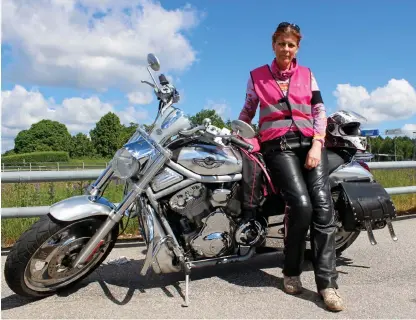  ?? Bild: JOHANNA LUNDBERG ?? INITIATIVT­AGARE. För andra året i rad har Eva Jääskeläin­en arrangerat motorcykel­kortege för att samla in pengar till bröstcance­rföreninge­n. I lördags bar en hel karavan med motorcykli­ster iväg på den sju mil långa turen.