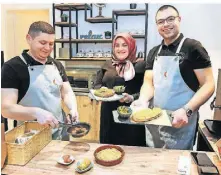  ?? FOTO: KLAPPROTH ?? Abdulkadir (re.) und Büsra Karadöl (Mitte) wollten sich mit ihrem türkischen Streetfood­restaurant „Kadir“einen Traum verwirklic­hen.