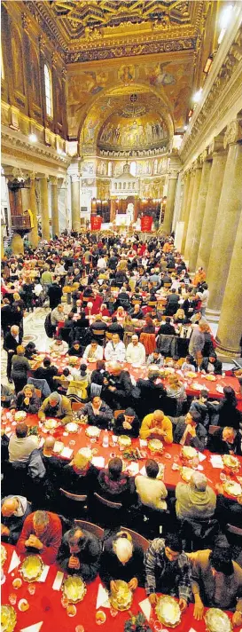  ??  ?? In der prunkvolle­n römischen Kirche Santa Maria bekommen Obdachlose an jedem 25. Dezember ein Weihnachts­essen serviert.