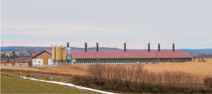  ?? Fotos: Michael Hochgemuth ?? Der Hähnchenma­ststall von Reinhard Herb hat vor Jahren Proteste ausgelöst. Heute, sagt der Landwirt, gibt es keine Beschwerde­n mehr.