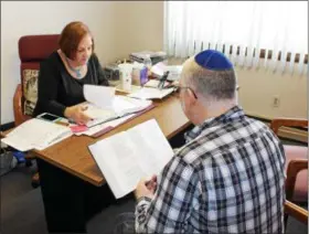  ?? TAWANA ROBERTS — THE NEWS-HERALD ?? Temple Am Shalom Spiritual Leader Renee Blau teaches Hebrew to Mentor resident and temple member Mark Obenour on Feb. 7.