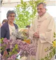  ?? FOTO: SJ ?? Pfarrer Windisch ehrte beim Zeltgottes­dienst die langjährig­e Mesnerin Klara Mack.